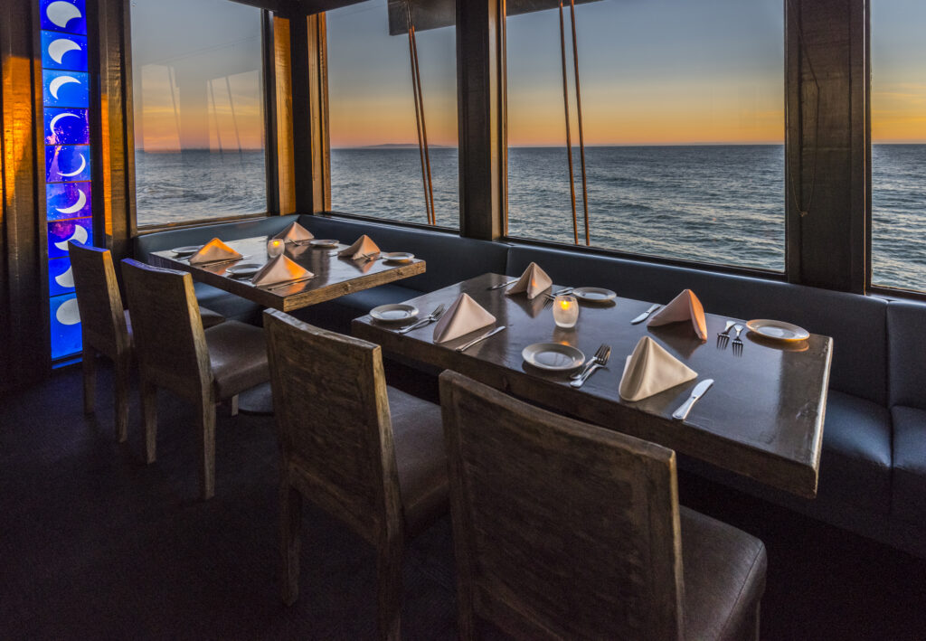 Moonshadows Malibu - Inside dining with ocean view during sunset