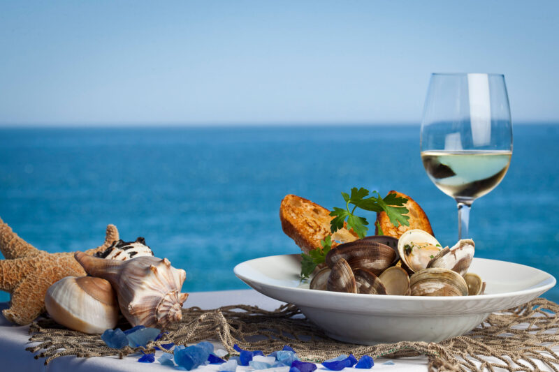 Moonshadows Malibu - Steam clams & a glass of white wine